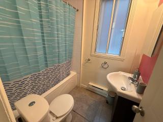 Lovely Charms of NDG & Montreal in my 2BR Getaway - 7