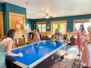 The Skybox Cabin Stunning Views HotTub Game Room - 4