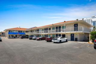 Motel 6 Las Vegas, NV - Strip - 8