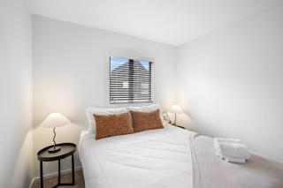 4BR Central Townhouse - Family Friendly and Parking - 9