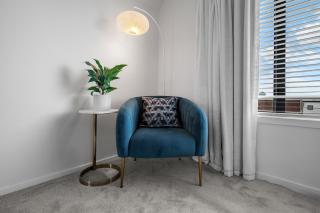 4BR Central Townhouse - Family Friendly and Parking - 2