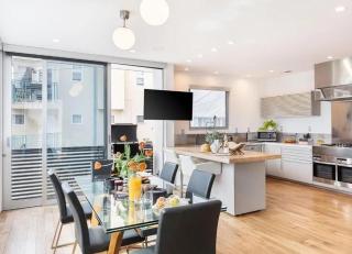 Modern Four-Bedroom Beachfront Home With Panoramic Ocean Views - Los Angeles - 8