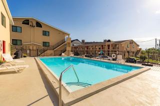 Renegade 236 - 3 minute walk to FSU - 8