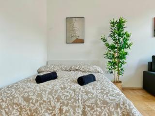 Central Apartment with Free Parking - 3