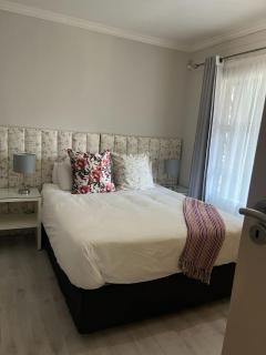 Sandton 2BDR Sanctuary at Westpoint Apartments with Parking, Pool Deck & Backup Power - 6