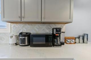 Cozy 3BR Home • Smart TV + Workspace - 2