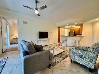Stay 1mile from Beach Private Lanai - 0