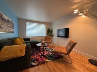 Your Montreal Home Base! 3 Bedrooms with parking - 5