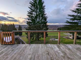 Vacation home with a view of nature, home theater, fireplace - 3