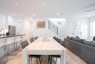 4BR Urban Oasis with Rooftop and Jacuzzi - 4