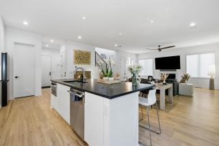 4BR Urban Oasis with Rooftop and Jacuzzi - 2