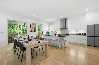 4BR Urban Oasis with Rooftop and Jacuzzi - 6