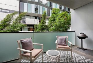 Just steps from trendy cafés, and lively bars - 2