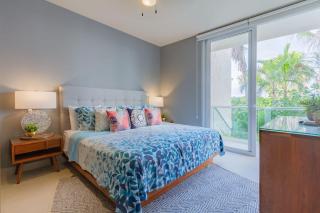 Chic Beachfront Condo Ocean View Rooftop Pools - 2