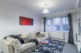 Stylish Two-Bed Apartment in Ashford - 4