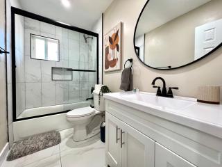 Golden Downey Designer Abode - Poolside Suite - 6