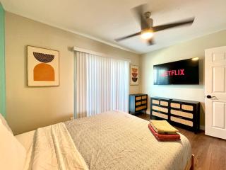 Golden Downey Designer Abode - Poolside Suite - 4