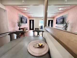 Golden Downey Designer Abode - Poolside Suite - 3