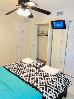 Queen with Private Dedicated Spa Bath - 9