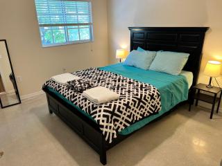 Queen with Private Dedicated Spa Bath - 4