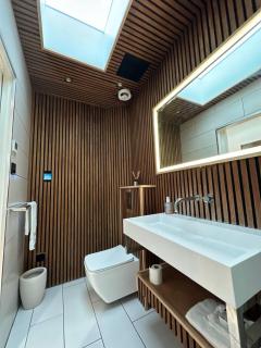 Contemporary 3-Bed Penthouse with River Views - London - 9