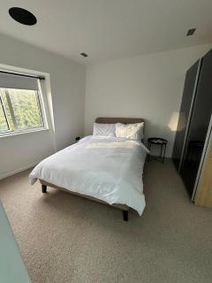 Contemporary 3-Bed Penthouse with River Views - 4