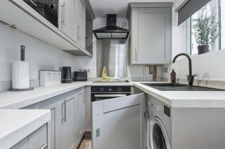 Albert House - Near the High Street - Free Parking, Garden, Fast WiFi and Smart TV by Yoko Property - 2