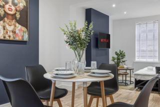 Albert House - Near the High Street - Free Parking, Garden, Fast WiFi and Smart TV by Yoko Property - 1