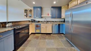 Large Spacious Upgraded 4 Bedroom Condo - 4