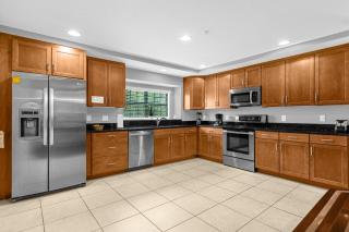 Vibrant 4BR Family Townhome 1 mile from Disney World and Disney Springs - 3