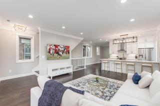 Luxury Modern Harrison West Home with Rooftop Terrace & Family Amenities - 5