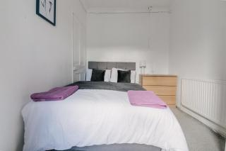 Stunning 5 Bedroom Home in the Heart of Swansea - Snooker Table, WiFi & Parking! - Swansea - 4