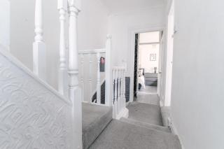 Stunning 5 Bedroom Home in the Heart of Swansea - Snooker Table, WiFi & Parking! - 1