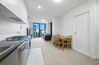 Luxury CBD Apartment High Floor Stunning City Views - 9