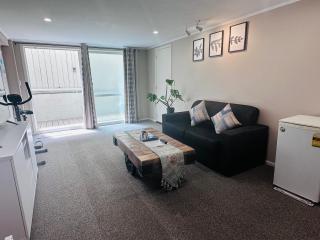 Guest Suite with Lounge & Bathroom - 4