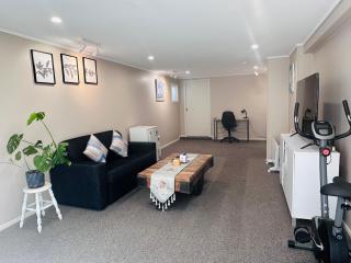 Guest Suite with Lounge & Bathroom - 5