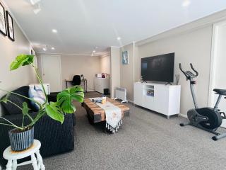 Guest Suite with Lounge & Bathroom - 6