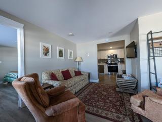 Edgewater Hideaway, Relaxing Waterfront Private Queen Suite Apartment - 7