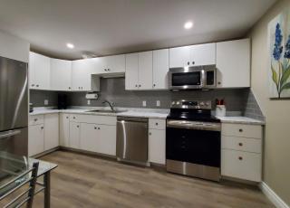 Edgewater Hideaway, Relaxing Waterfront Private Queen Suite Apartment - 8