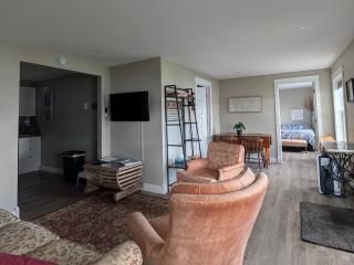 Edgewater Hideaway, Relaxing Waterfront Private Queen Suite Apartment - 5