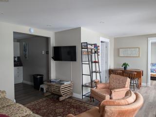 Edgewater Hideaway, Relaxing Waterfront Private Queen Suite Apartment - 6