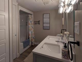 Edgewater Hideaway, Relaxing Waterfront Private Queen Suite Apartment - 2