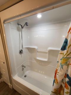 Edgewater Hideaway, Relaxing Waterfront Private Queen Suite Apartment - 1