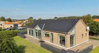 Bright And Lovely Seaside Holiday Home - 8