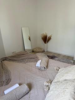 Stay at May's! Modern & Cozy Apartment - 0