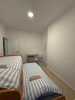 Stay at May's! Modern & Cozy Apartment - 9