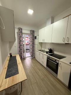 Stay at May's! Modern & Cozy Apartment - 8