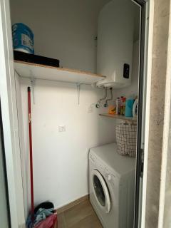 Stay at May's! Modern & Cozy Apartment - 5