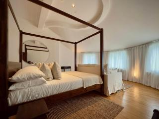 Grand 2BR Penthouse with Projector near Hyde Park - 4