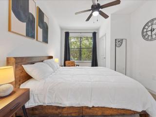 Luxury & Vibrant stay in Frisco with pool & gym - 7